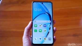Oppo A3x menawarkan layar LCD 6,67 inch dengan refresh rate 90Hz memberikan pengalaman mulus. HP ini juga dapat deteksi cahaya otomatis memungkinkan layar disesuaikan hingga kecerahan puncak 1.000 nits di lingkungan yang cerah, memastikan semua konten tetap terlihat tajam dan jelas bahkan saat menggunakannya di luar ruangan. Foto: Adi Fida Rahman/detikINET