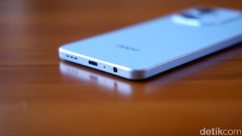 Oppo A3x dilengkapi dengan baterai besar berkapasitas 5.100mAh yang menawarkan daya tahan yang lama untuk aktivitas sehari-hari, baik untuk bekerja maupun bermain. Didukung pengisian daya 45W SuperVOOC Flash Charge meningkatkan efisiensi pengisian daya, dengan kemampuan mengisi baterai hingga 50% hanya dalam 30 menit dan 100% dalam 75 menit. Foto: Adi Fida Rahman/detikINET