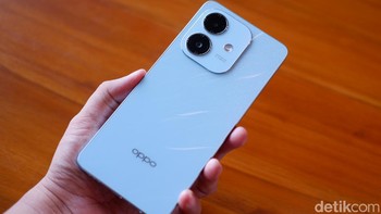 Ini adalah Oppo A3x Ocean Blue. Bagian belakangnya menerapkan Oppo Glow, sehingga memberikan tampilan berkilauan yang memukau dan menjaganya bebas dari sidik jari dan kotoran. Ocean Blue dibuat dengan panel mengkilap yang menampilkan tekstur gelombang. Foto: Adi Fida Rahman/detikINET