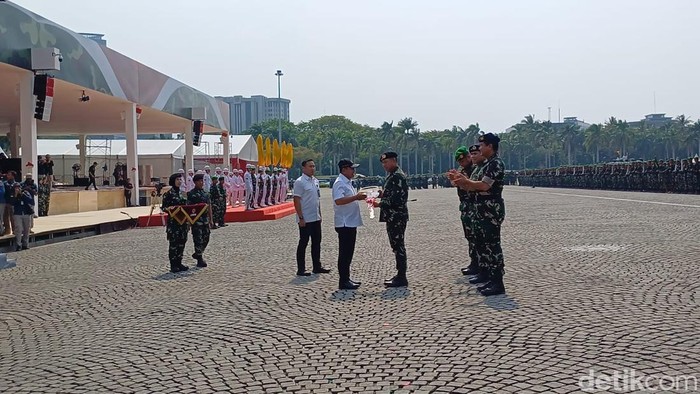 Panglima TNI Jenderal Agus Subiyanto saat meresmikan Yonif PDR dan menerima penyerahan Alat Peralatan Pertahanan dan Keamanan (Alpalhankam) di Monas, Jakarta Pusat, Rabu (2/9/2024). (Taufiq S/detikcom)