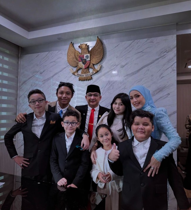 Tak hanya Adelia, anak-anak Pasha Ungu juga tampak hadir untuk memberikan dukungan bagi ayahnyq. Terlihat anak laki-laki Pasha kompak tampil formal mengenakan setelan jas. Foto: Instagram/@adeliapasha