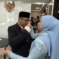 Pasha pun tampak membalas dengan mencium tangan istrinya. Adel yang mengenakan kebaya biru berhijab itu pun langsung tersenyum. Foto: Instagram/@adeliapasha