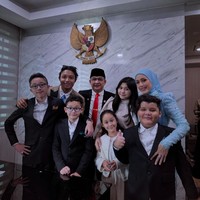Tak hanya Adelia, anak-anak Pasha Ungu juga tampak hadir untuk memberikan dukungan bagi ayahnyq. Terlihat anak laki-laki Pasha kompak tampil formal mengenakan setelan jas. Foto: Instagram/@adeliapasha