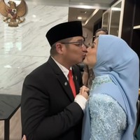 Sempat memamerkan momen kala keduanya ciuman bibir, kemesraan Adel dan Pasha pun langsung jadi sorotan. Diketahui keduanya sendiri sudah membina rumah tangga selama kurang lebih 13 tahun. Meski demikian keduanya masih terlihat romantis dan mesra. Foto: Instagram/@adeliapasha