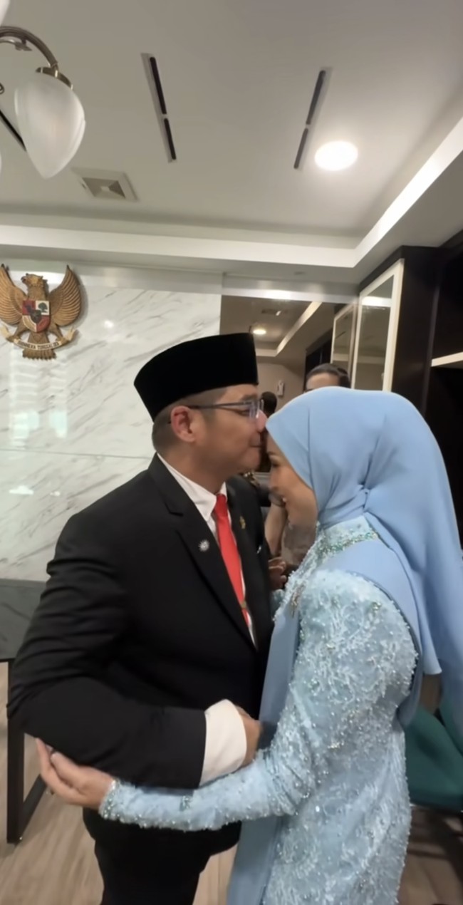 Pasha juga tampak mencium mesra kening sang istri tercinta. Kemesraan keduanya itu pun mengundang beragam komentar netizen. Ada yang menganggap jika momen saat keduanya berciuman tak perlu dipertontonkan ke publik, sementara tak sedikit juga yang mengaku ikut senang melihat kemesraan keluarga tersebut. Foto: Instagram/@adeliapasha