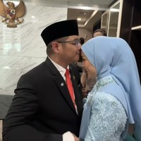 Pasha juga tampak mencium mesra kening sang istri tercinta. Kemesraan keduanya itu pun mengundang beragam komentar netizen. Ada yang menganggap jika momen saat keduanya berciuman tak perlu dipertontonkan ke publik, sementara tak sedikit juga yang mengaku ikut senang melihat kemesraan keluarga tersebut. Foto: Instagram/@adeliapasha