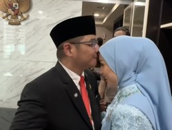 8 Foto Pasha Ungu Didampingi Istri Dilantik Jadi Anggota DPR, Pamer Kemesraan