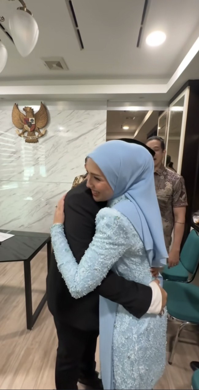 Sebelum dipilih menjadi anggota DPR RI, Pasha sendiri sempat menjabat sebagai Wakil Walikota Palu, Sulawesi Tengah. Selain Pasha, artis lain seperti, Uya Kuya, Melly Goeslaw, Rachel Maryam, Once Mekel, Dede Yusuf, dan beberapa lainnya juga turut dilantik menjadi anggota DPR RI periode 2024-2029. Foto: Instagram/@adeliapasha