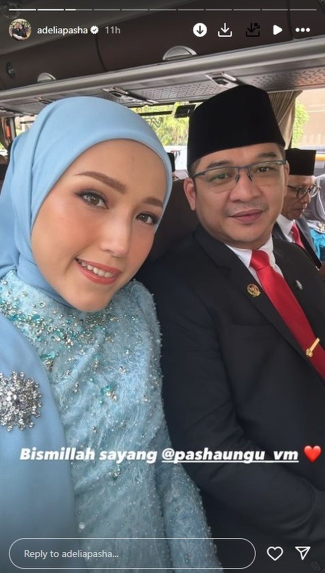 Di acara pelantikan suaminya, Adel tampil cantik dengan riasan wajah natural glam dan lipstik merah muda. Ibu 4 orang itu tampak setia mendampingi suaminya dari awal hingga akhir acara pelantikan. Foto: Instagram/@adeliapasha
