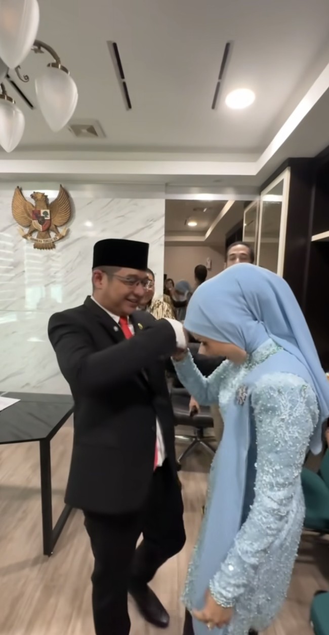 Kemesraan Adelia dan Pasha di acara tersebut tak kalah jadi sorotan. Usai Pasha resmi dilantik menjadi anggota DPR RI, Adelia tampak langsung menghampiri dan salim kepada suaminya itu. Foto: Instagram/@adeliapasha