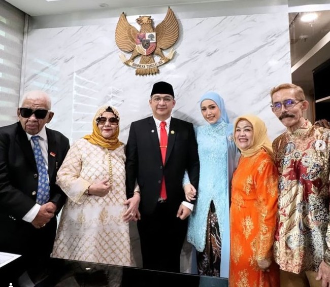 Adelia Wilhelmina tampak setia mendampingi suaminya saat pelantikan anggita DPR. Suami Adelia, Pasha Ungu sendiri diketahui menjadi salah satu artis yang ikut dilantik menjadi anggota DPR RI periode 2024-2029. Foto: Instagram/@adeliapasha