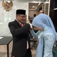Kemesraan Adelia dan Pasha di acara tersebut tak kalah jadi sorotan. Usai Pasha resmi dilantik menjadi anggota DPR RI, Adelia tampak langsung menghampiri dan salim kepada suaminya itu. Foto: Instagram/@adeliapasha