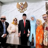 Adelia Wilhelmina tampak setia mendampingi suaminya saat pelantikan anggita DPR. Suami Adelia, Pasha Ungu sendiri diketahui menjadi salah satu artis yang ikut dilantik menjadi anggota DPR RI periode 2024-2029. Foto: Instagram/@adeliapasha