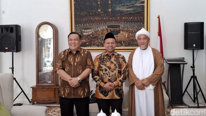 Paslon Gubernur Riau Nomor Urut 1 Abdul Wahid-SF Hariyanto saat menemui pimpinan Ponpes Babussalam. (Raja Adil Siregar/detikSumut)