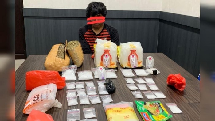 Pelaku, barang bukti sabu dan ganja yang diamankan di Pangkalpinang.