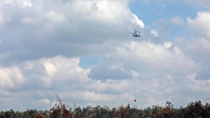 Pemadaman jalur udara dengan helikopter water bombing dilakukan di Muara Enim.