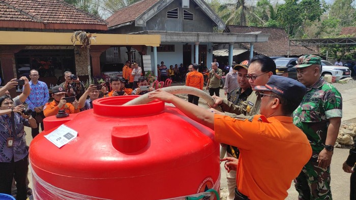 Pemkab Blitar melakukan dropping air bersih