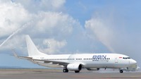 Pesawat yang dioperasikan maskapai penerbangan BBN Airlines Indonesia mendapat penyambutan water salute saat penerbangan perdana Jakarta-Denpasar setibanya di Bandara Internasional I Gusti Ngurah Rai, Badung, Bali, Rabu (2/10/2024).  