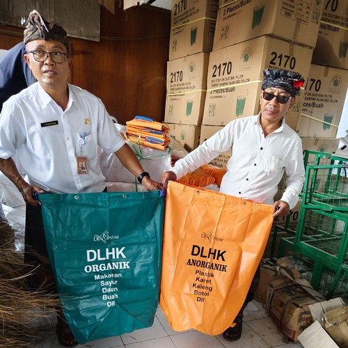 Penampilan kantong pemilah sampah yang akan dibagikan di Denpasar.