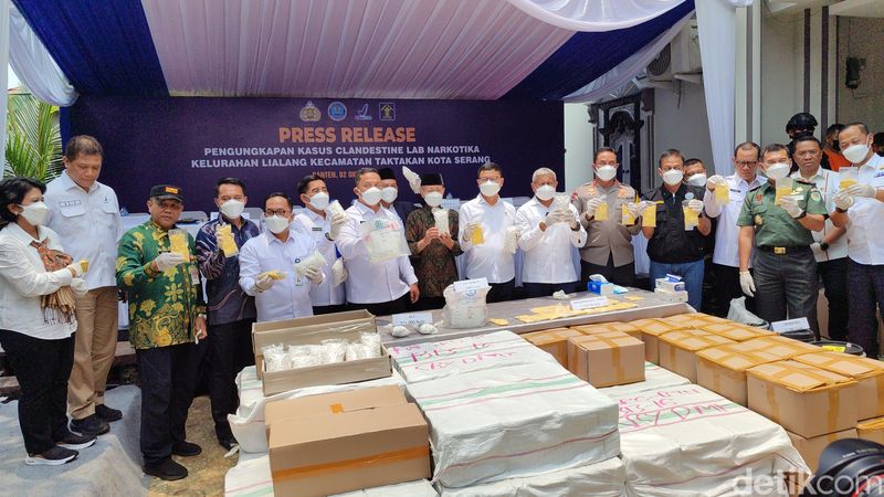 Penanganan dan penghadiran 10 tersangka yang memproduksi pil PCC di rumah mewah di Kota Serang. (Bahtiar Rifai/Detikcom)