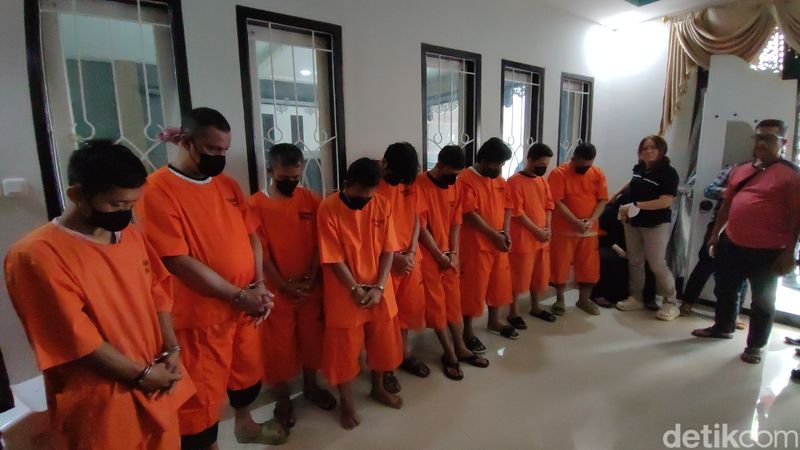 Penanganan dan penghadiran 10 tersangka yang memproduksi pil PCC di rumah mewah di Kota Serang. (Bahtiar Rifai/Detikcom)
