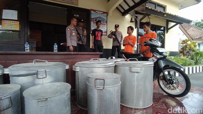 Tersangka pencurian 12 dandang bakso yang ditangkap Polsek Muntilan.