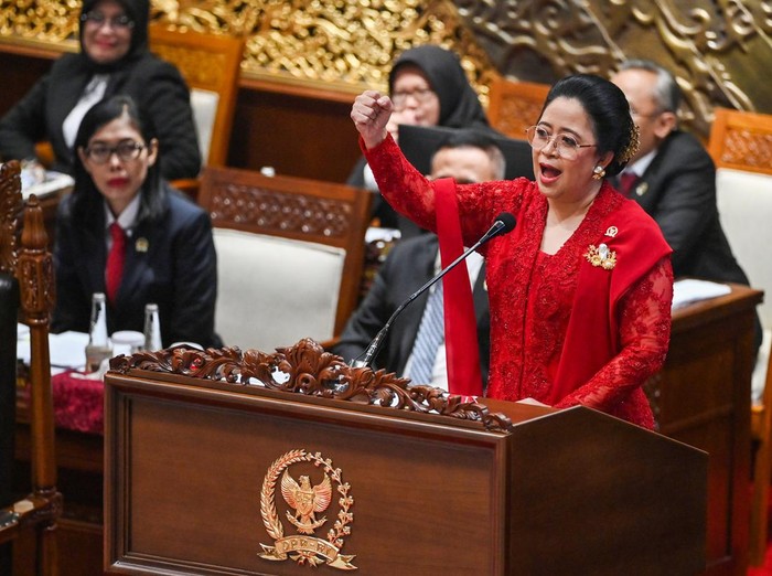 Ketua DPR Puan Maharani (kanan) menyampaikan pidato perdana usai terpilih dalam Rapat Paripurna Pemilihan Pimpinan DPR masa bakti 2024-2029 di Gedung Nusantara II, Kompleks Parlemen, Senayan, Jakarta, Selasa (1/10/2024). Dalam rapat paripurna tersebut Puan Maharani kembali terpilih sebagai Ketua DPR dengan empat orang wakil ketua dari Fraksi PKB Cucun Ahmad Syamsurijal, Fraksi Golkar Adies Kadir, Fraksi Partai Gerindra Sufmi Dasco Ahmad dan Fraksi Partai Nasdem Saan Mustopa. ANTARA FOTO/Indrianto Eko Suwarso