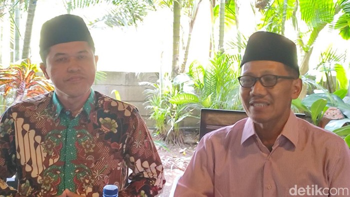 Pengurus Yayasan Al Mahmud Ponggok, Blitar Kanzul Faton dan Imam Mahali