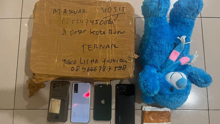Penyelundupan sabu ke dalam boneka di Bandara Sultan Hasanuddin.