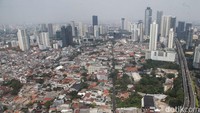 Tantangan selanjutnya adalah risiko perubahan iklim. Saat ini risiko perubahan iklim tidak hanya berkaitan dengan risiko fisik seperti banjir dan kekeringan, tetapi juga mengarah kepada risiko transisi yang semakin nyata seperti penurunan nilai aset berbasis energi fosil ataupun kesulitan pendanaan akibat aktivitas bisnis yang bersifat brown.