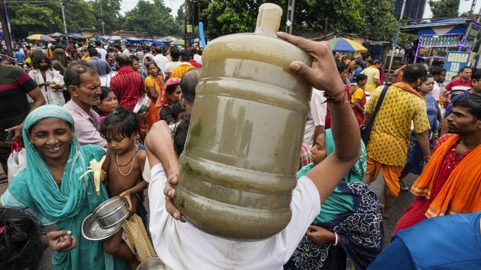 Peringati Hari Mahalaya, Umat Hindu India Kumpul di Tepi Sungai India merupakan salah satu negara yang masyarakatnya memiliki ritual keagamaan yang cukup banyak. Salah satunya peringatan Hari Mahalaya.
