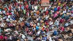 Peringati Hari Mahalaya, Umat Hindu India Kumpul di Tepi Sungai