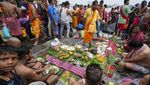 Peringati Hari Mahalaya, Umat Hindu India Kumpul di Tepi Sungai