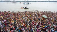 Umat Hindu berendam di Sungai Hoonghly saat melakukan ritual penghormatan kepada leluhur.  