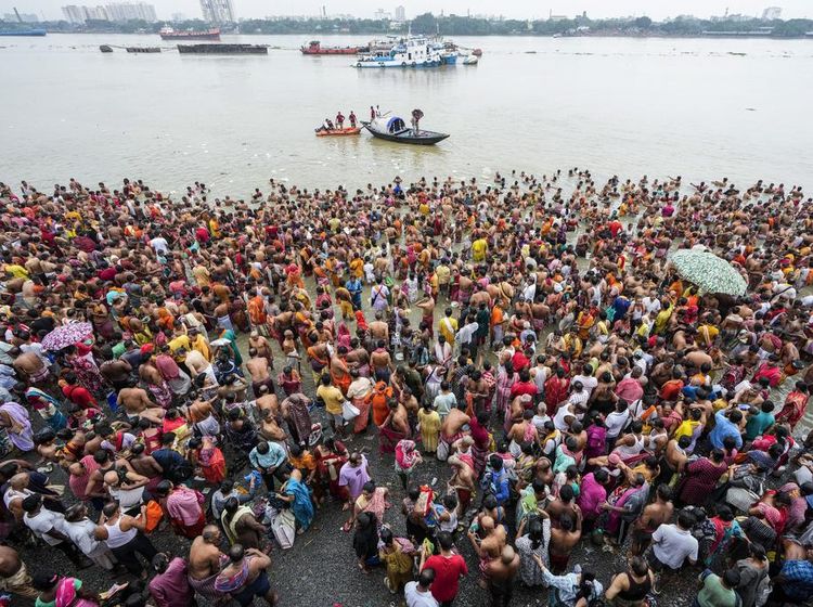 Peringati Hari Mahalaya, Umat Hindu India Kumpul di Tepi Sungai