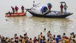 Peringati Hari Mahalaya, Umat Hindu India Kumpul di Tepi Sungai