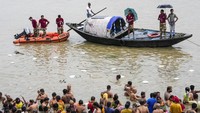 Sejumlah umat berdoa saat mereka berenang di danau untuk menghormati jiwa leluhur mereka yang telah meninggal pada hari keberuntungan, Hari Mahalaya.