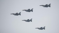 Pesawat tempur Sukhoi Su-27 TNI AU melepaskan flare pada latihan HUT ke-79 TNI di Lapangan Silang Monumen Nasional (Monas), Gambir, Jakarta, Rabu (2/10/2024).   