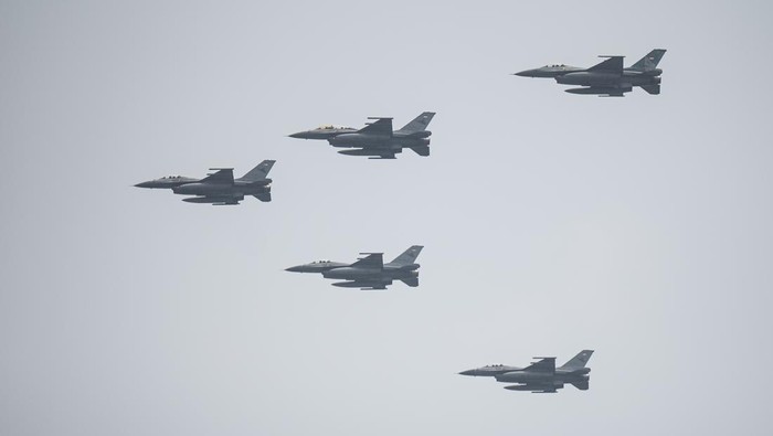 Pesawat tempur Sukhoi Su-27 TNI AU melepaskan flare pada latihan HUT ke-79 TNI di Lapangan Silang Monumen Nasional (Monas), Gambir, Jakarta, Rabu (2/10/2024). Puncak acara HUT ke-79 TNI akan berlangsung di Monas pada 5 Oktober 2024 dengan mengusung tema TNI modern bersama rakyat siap mengawal suksesi pemimpinan nasional untuk Indonesia Maju. ANTARA FOTO/Aprillio Akbar