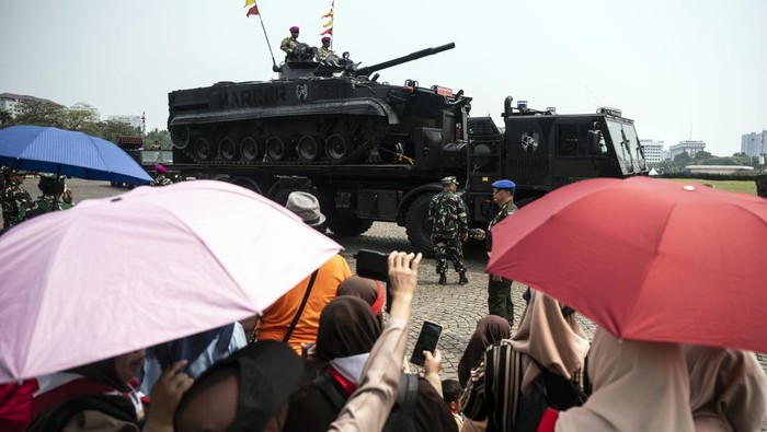 Pesawat Tempur Mondar-mandir di Langit Jakarta Bersiap untuk HUT TNI Pesawat tempur Sukhoi Su-27 TNI AU melepaskan flare pada latihan HUT ke-79 TNI di Lapangan Silang Monumen Nasional (Monas), Gambir, Jakarta, Rabu (2/10/2024). Puncak acara HUT ke-79 TNI akan berlangsung di Monas pada 5 Oktober 2024 dengan mengusung tema TNI modern bersama rakyat siap mengawal suksesi pemimpinan nasional untuk Indonesia Maju. ANTARA FOTO/Aprillio Akbar