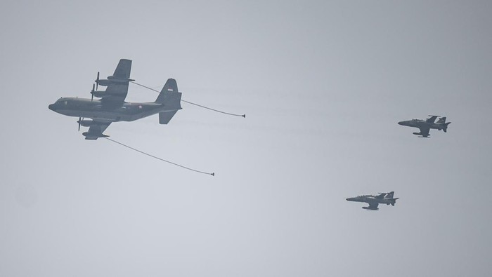 Pesawat Tempur Mondar-mandir di Langit Jakarta Bersiap untuk HUT TNI Pesawat tempur Sukhoi Su-27 TNI AU melepaskan flare pada latihan HUT ke-79 TNI di Lapangan Silang Monumen Nasional (Monas), Gambir, Jakarta, Rabu (2/10/2024). Puncak acara HUT ke-79 TNI akan berlangsung di Monas pada 5 Oktober 2024 dengan mengusung tema TNI modern bersama rakyat siap mengawal suksesi pemimpinan nasional untuk Indonesia Maju. ANTARA FOTO/Aprillio Akbar