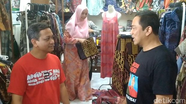 Cawagub Jateng nomor urut 01 Hendrar Prihadi saat blusukan ke Pasar Grostik Batik Setono Pekalongan, Rabu (2/10/2024).