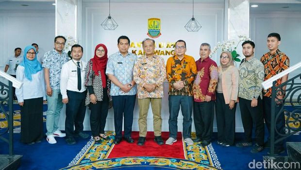 Pj Bupati Karawang Teppy Wawan Dharmawan dan Diskominfo Karawang saat menerima tim Monev KIP Jawa Barat.