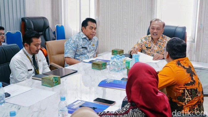 Pj Bupati Karawang Teppy Wawan Dharmawan dan Diskominfo Karawang saat menerima tim Monev KIP Jawa Barat.