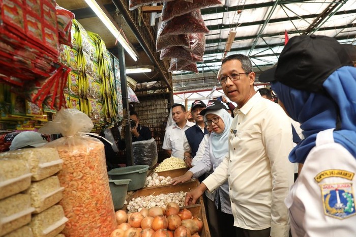 Pj. Gubernur DKI Jakarta Heru Budi Hartono meninjau pasar untuk memantau stok pangan dan harga di tengah upaya pengendalian inflasi. (Foto: dok. Dinas Komunikasi, Informatika dan Statistik Provinsi DKI