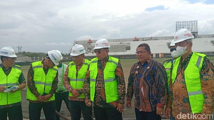 Pj Wali Kota Parepare Abdul Hayat bersama pejabat Pemkot Parepare meninjau progres renovasi Stadion BJ Habibie.