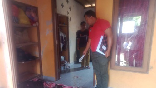 Polisi melakukan olah TKP pria tusuk tetangga seusai dianiaya di Desa Pemuteran, Kecamatan Gerokgak, Buleleng, Bali Rabu (2/10/2024). (Istimewa)