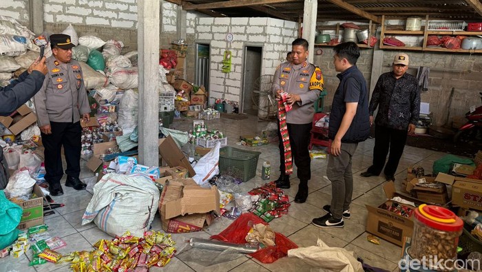 Polisi memeriksa gudang tempat makanan dan minuman yang meracuni warga berasal