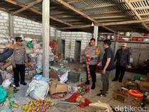 Polisi Geledah Gudang Tempat Makanan-Minuman yang Racuni Warga Kediri