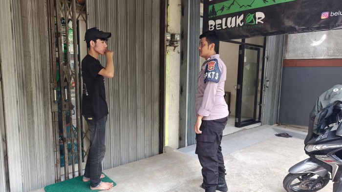 Polisi mengecek tempat kejadian perkara pencurian tas di dalam mobil dengan modus pecah kaca mobil. (Dok Istimewa)